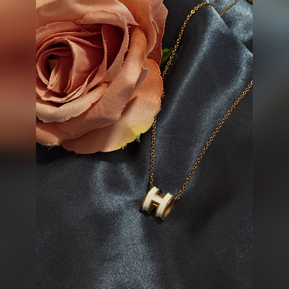 Elegant Gold and White Pendant Necklace